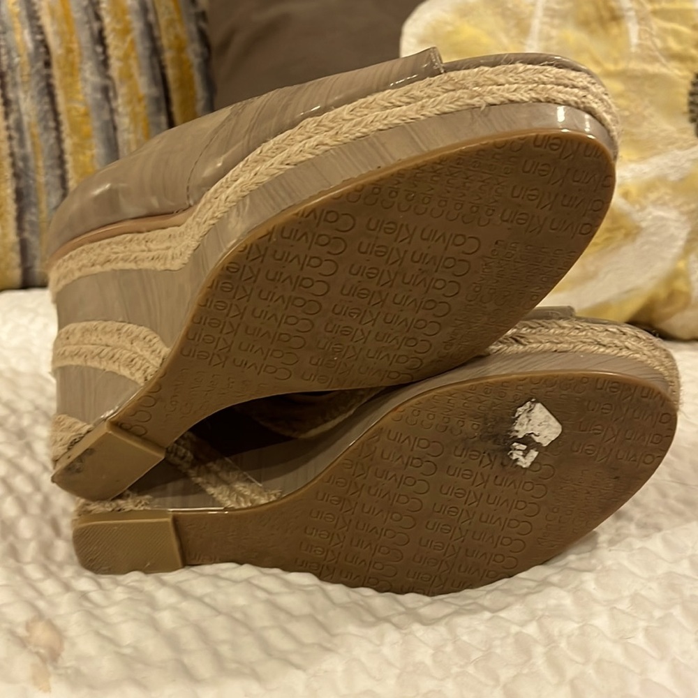 Calvin Klein “Harlo” espadrille wedge peep toe shoes in tan. Size 7 - Picture 4 of 5